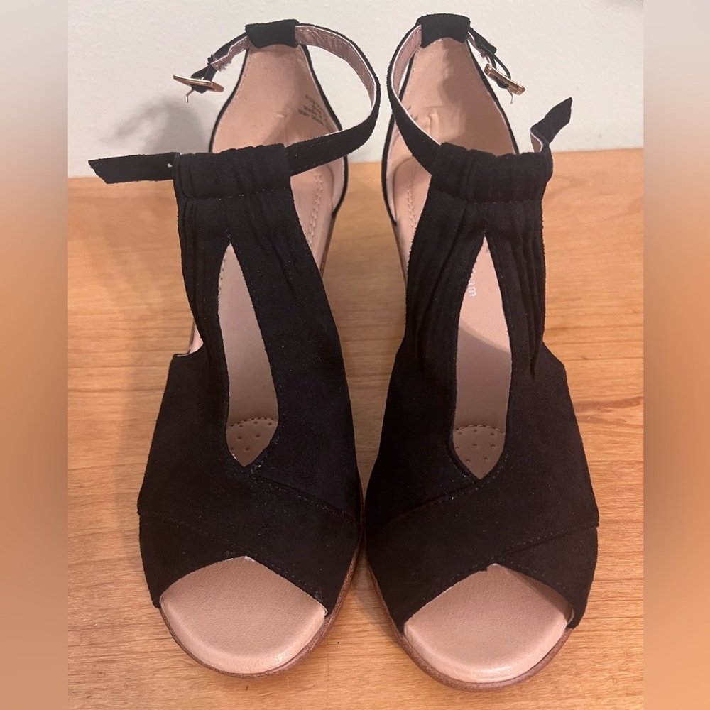 Tru comfort foam black sandals. Size 7 1/2.